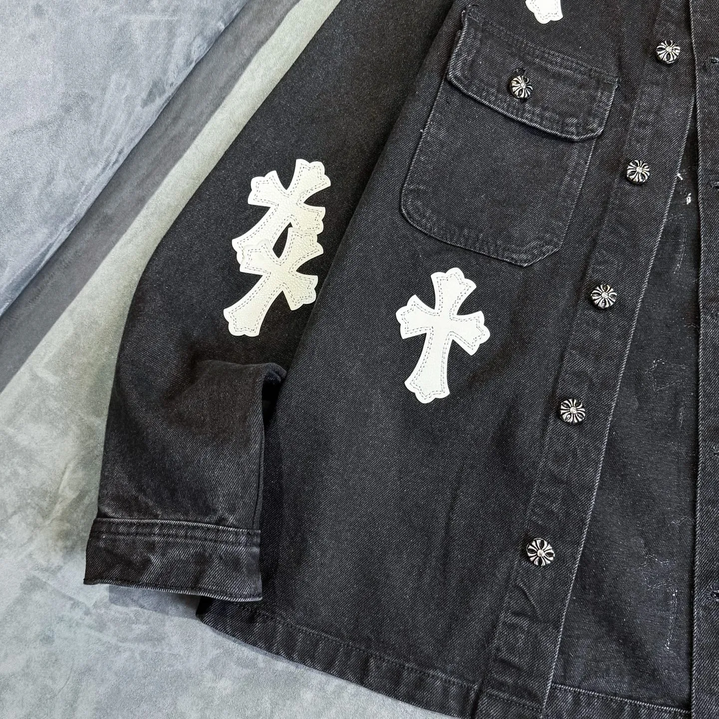 P260 (Correct version, top replica) CH Chromehearts 23ss denim cross-leather black and white jacket denim jacket. A super versatile denim jacket that is breathable, comfortable and elegant! The entire garment is made of super heavy-duty workmanship and is made of denim denim fabric imported from Japan. After the finished product is washed, the loss rate is extremely high! The whole body is made with old craftsmanship and the upper body is stylish! The body has multiple crosses and leather logos sewn on it! Because of the old craftsmanship, everything from gold five to three marks has been re-made with new molds, 100% restored to the original craftsmanship! All the leather characters are laser-aligned. The leather difference is definitely not the same as that of the super-fiber leather on the market. This year’s new sheep leather is used. The finished embroidery guarantees the quality of the entire product❗ It took nearly two months of back-and-forth production to get a satisfactory effect. The various cutting designs really took a lot of effort to achieve a satisfactory experience! The same style for men and women, great for couples!   Color: black with white label Size: S M L